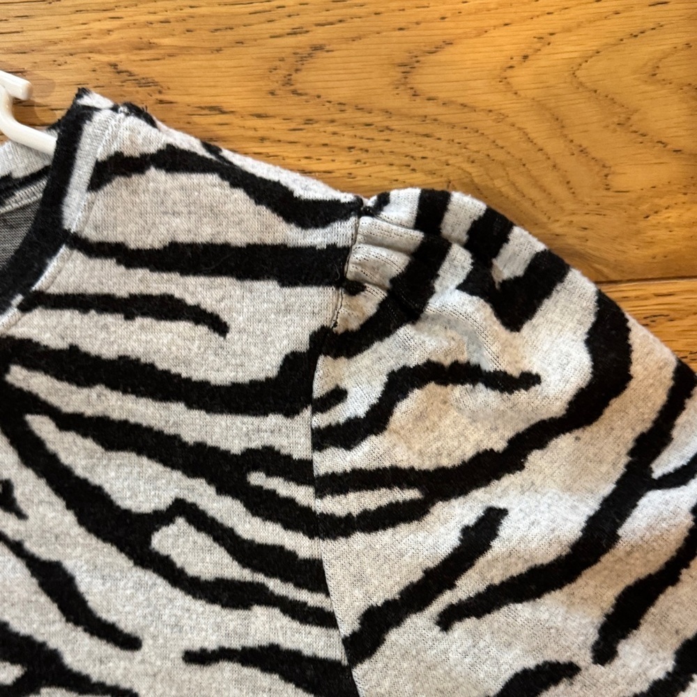 Zebra Print Sweatshirt in Black and Gray Social Standard Sanctuary Medium. A35 - Picture 6 of 9